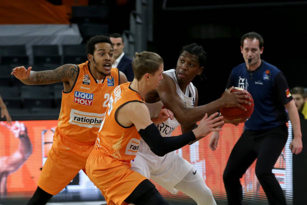 了8个篮板 了8个篮板